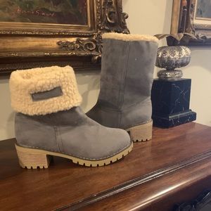 Grey suede boot with sheepskin lining